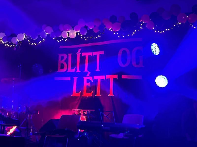 Blítt og létt, báran skvett bátnum gefur